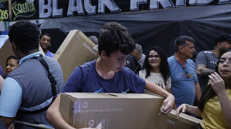 Face à l'inflation, les consommateurs américains font la chasse aux bonnes affaires et certaines enseignes ont ces dernières années débuté leurs promotions du Black Friday dès octobre.