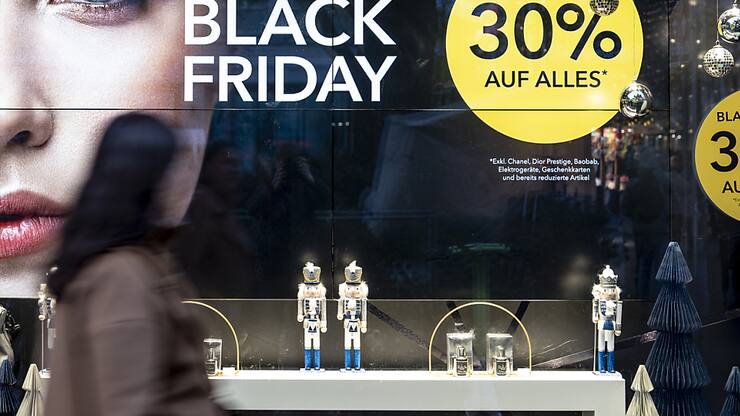 La principale artère commerçante de Zurich, la Bahnhofstrasse, était certes peuplée comme à l'accoutumée à moins d'un mois des fêtes de Noël, mais les files d'attente devant les boutiques faisaient pour l'heure défaut (archives).