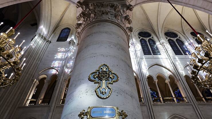 "C'est sublime", s'est exclamé le chef de l'Etat en découvrant la cathédrale reconstruite. "Elle est beaucoup plus hospitalière avec cette pierre blonde", nettoyée de la saleté accumulée au fil des décennies.