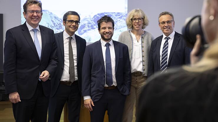 Le conseiller fédéral Albert Rösti, Beat Imboden (directeur de Grande Dixence SA), Amédée Murisier (président de Grande Dixence SA), la présidente de Zermatt Romy Biner-Hauser et le conseiller d'Etat valaisan Roberto Schmidt ont fait le point sur le projet du Gornerli.