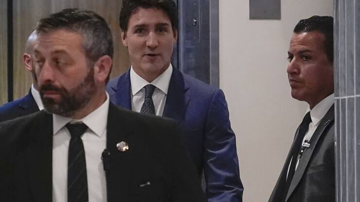 Le premier ministre canadien s'est rendu en Floride pour rencontrer Donald Trump , suite à la menace de faire passer les droits de douane à 25% dès janvier avec son pays.