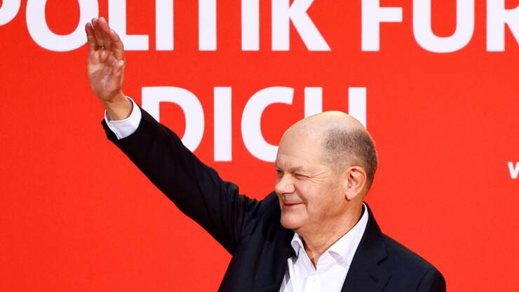 Devant des centaines de membres du parti social-démocrate (SPD) à Berlin, Olaf Scholz a promis de garder "la tête froide" au sujet de la guerre entre la Russie et l'Ukraine, dénonçant les accents bellicistes de son adversaire.