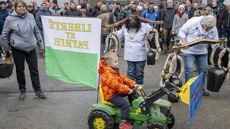 Les paysans ont manifesté avec des cloches et des drapeaux cantonaux.