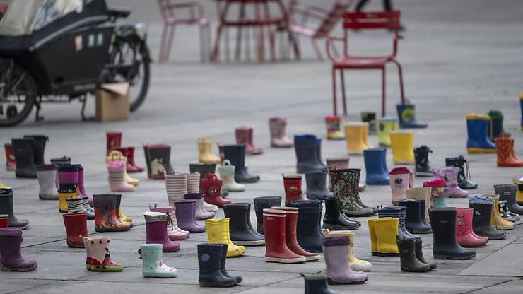 En  marge de la session d'hiver, des bottes de pluie pour enfants ont été déposées sur la Place fédérale pour symboliser les coûts de l'accueil extrafamilial.