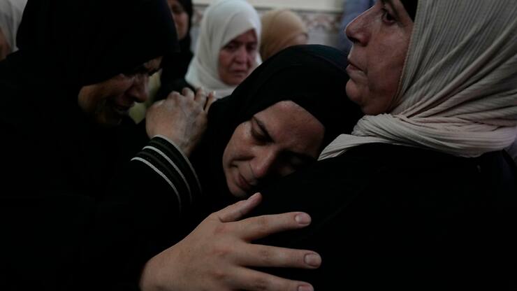 Le fonds norvégien s'est désengagé du groupe de télécoms israélien Bezeq, accusé de fournir ses services aux colonies israéliennes en Cisjordanie occupée, illégales au regard du droit international. Ici, les funérailles d'un Palestinien de 23 ans tués par des colons israéliens à Jit.