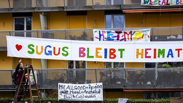 Des Zurichois ont manifesté dimanche après que les habitants de 105 appartements dans trois immeubles, surnommés "Sugus" en raison de leurs couleurs, ont reçu la résiliation de leur baux.