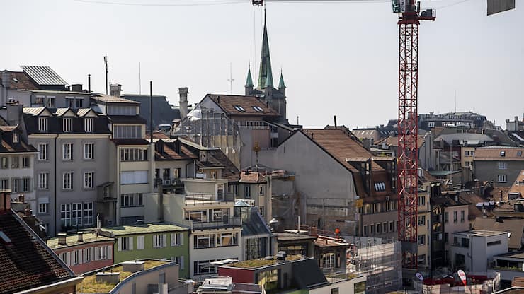 Les taux indicatifs des hypothèques fixes sur dix ans se situent à un niveau nettement plus bas qu'en début d'année, entraînés par les baisses successives de taux par la Banque nationale suisse. (archives)