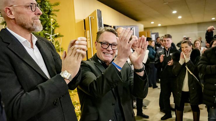 Chris McSorley (au centre), président de Sierre-Valais Sport, se réjouit après le vote positif du Conseil général de Sierre sur le projet de Valais Arena.