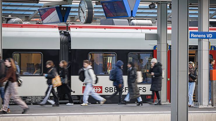 Ce sera surtout lundi matin, avec l'arrivée des pendulaires, que le nouvel horaire fera son véritable test, comme ici à Renens, un des nouveaux points névralgiques.