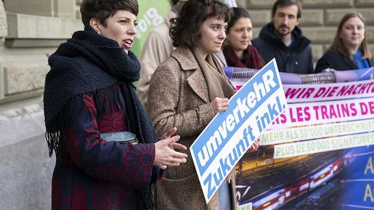 Lisa Mazzone, la présidente des Vert-e-s (à g.) et Magdalena Erni, chargée de campagne, remettent la pétition mercredi à Berne.