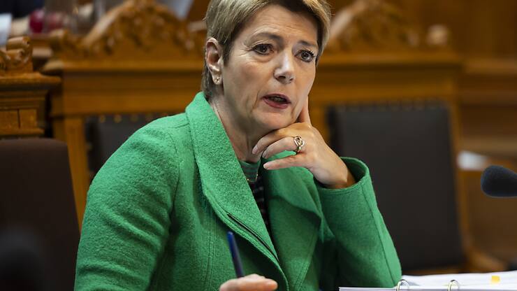 La ministre des finances Karin Keller-Sutter veut un registre fédéral des ayants droits pour lutter contre le blanchiment d'argent. Le Conseil des Etats est d'accord mais avec des nuances.