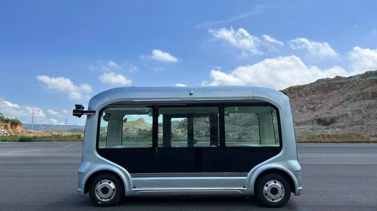 L'aéroport de Zurich teste un véhicule à conduite autonome pour le transport de personnes travaillant sur le site.