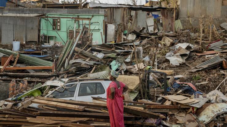 Face à l'ampleur des dégâts, Emmanuel Macron, attendu initialement pour quelques heures, a annoncé qu'il resterait jusqu'à vendredi à Mayotte.