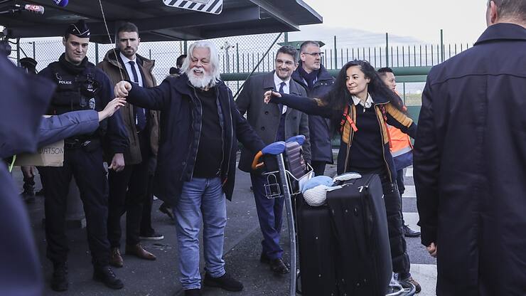 Le militant écologiste Paul Watson à l'extérieur de l'aéroport Charles de Gaulle à Roissy au nord de Paris vendredi: il a été libéré le 17 décembre, après que le Danemark a rejeté la demande d'extradition du Japon.