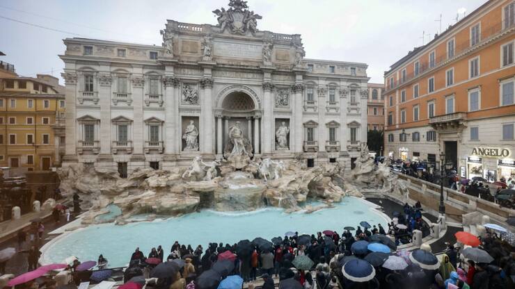 La municipalité de Rome va étudier la possibilité d'instaurer "un petit billet d'entrée" pour financer, entre autres, l'entretien de la célèbre fontaine de Trevi, rouverte dimanche après une rénovation de trois mois.