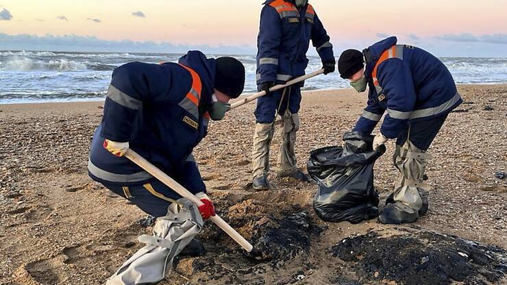 Des volontaires, en tenue de protection blanche, s'activaient pour débarrasser les plages de la région de Krasnodar des amas visqueux de mazout apportés par le courant, d'après des images publiées lundi par le gouverneur.