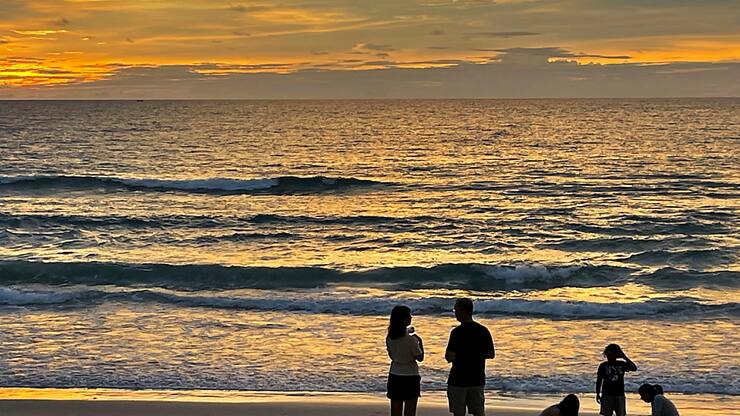 Les plages de Phuket tentent à nouveau les touristes, Suisses compris, 20 ans après le tsunami ravageur.