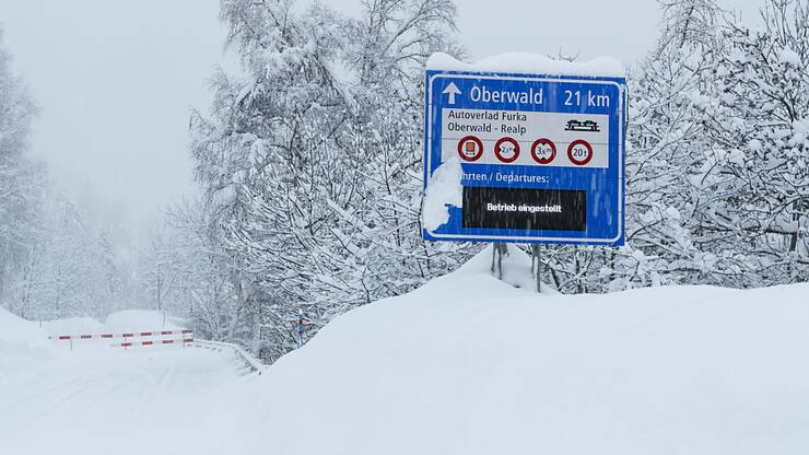 Un panneau indique la route pour le ferroutage à la Furka.
(archives)