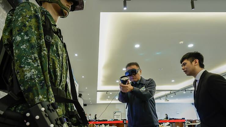 Face à la menace chinoise, les militaires de Taïwan s'exercent via des simulations. On voit ici le porte-parole du ministère Sun Li-fang (à droite) tester un simulateur de combat en réalité virtuelle à l'Institut national des sciences et technologies Chung-Shan, à Taichung, le 24 décembre.