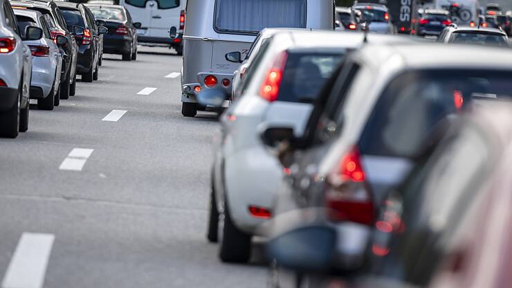 Au tunnel du Gothard, le trafic en direction du sud était ralenti par un bouchon de 10 km vendredi après-midi (archives).
