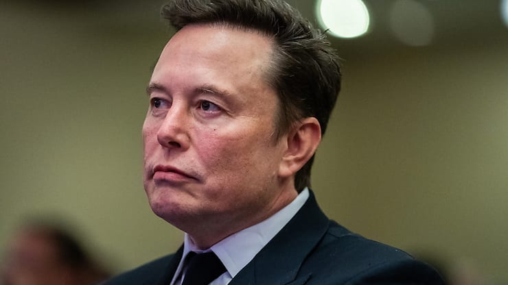 Proche de Donald Trump, Elon Musk loue la "politique d'immigration contrôlée" de l'AfD, ses objectifs économiques de "réduire les impôts" ou encore de "déréglementer le marché". La classification de l'AfD à l'extrême droite "est clairement fausse", affirme encore le milliardaire.