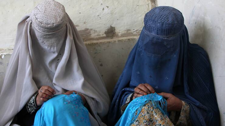 Depuis le retour des talibans au pouvoir,, les femmes ont progressivement été chassées de l'espace public, poussant l'ONU à dénoncer un "apartheid de genre".