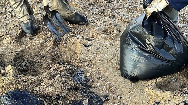 La marée noire n'en finit pas, à la suite de deux échouages de pétroliers le 15 décembre.