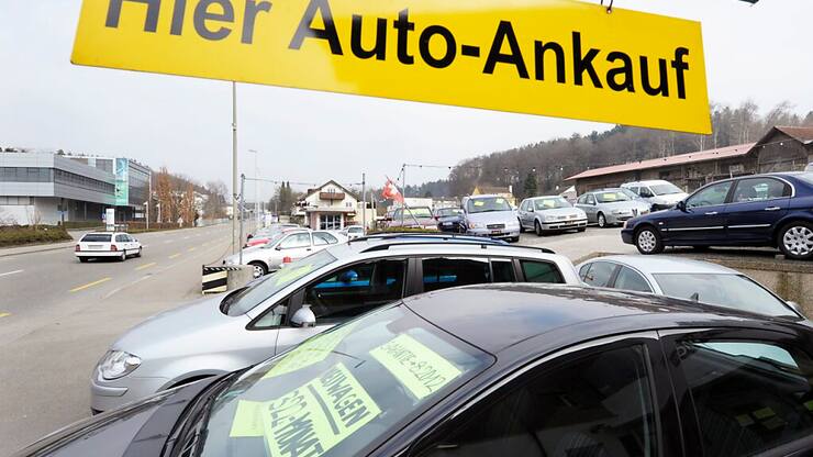Alors que le nombre de premières immatriculations d'automobiles a chuté de 5% en 2024, l'affaiblissement de la conjoncture et des signaux politiques erronés concernant l'électromobilité ont pesé. (archives)
