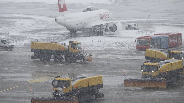 Véhicules de déblayage à l'aéroport de Zurich.