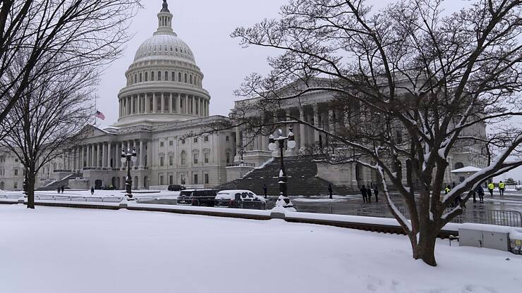 Washington et le Capitole sont recouverts de neige.