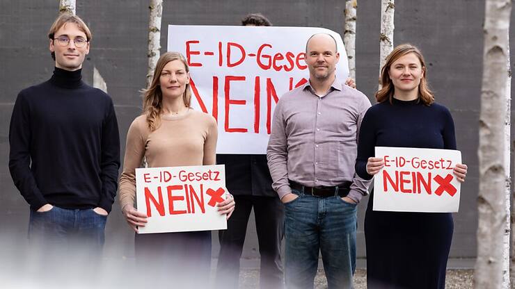 L'opposition contre l'identité électronique suisse grandit. Deux référendums ont déjà été annoncés.