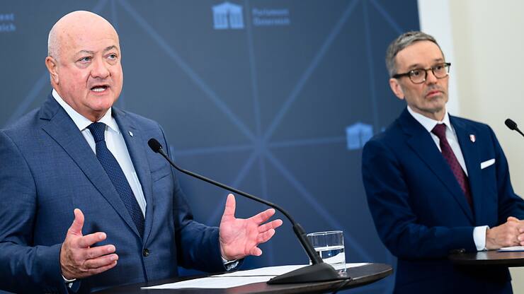 Le chef ad intérim du parti conservateur ÖVP, Christian Stocker (à gauche), et le chef du parti de la Liberté (FPÖ), Herbert Kickl, ont annoncé lundi à Vienne un accord sur le budget.