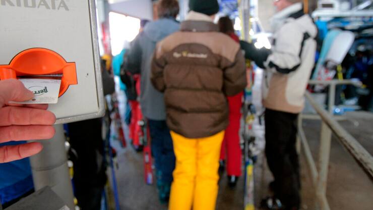 Le fait que certains domaines skiables n'affichent pas les prix maximum et minimum de leurs forfaits de ski dérange la Fédération suisse des consommateurs. (archives)