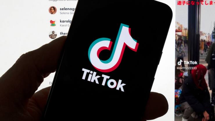 "Selon un scénario envisagé par le gouvernement chinois, X (...) prendrait le contrôle du TikTok américain et gérerait les deux entreprises ensemble", précise Bloomberg (image d'illustration).