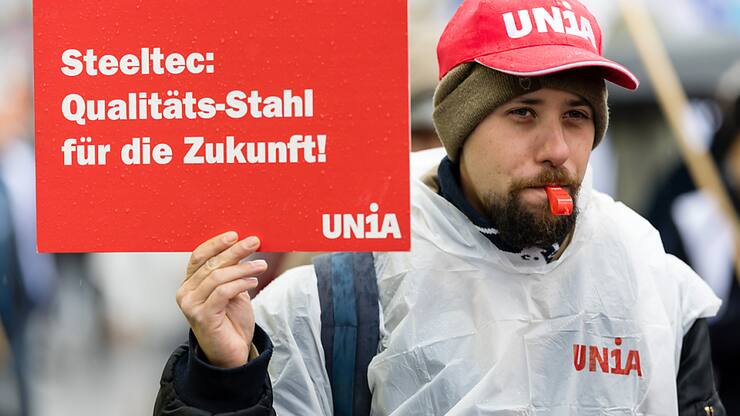 Le 7 décembre, plusieurs centaines d'employés de Swiss Steel avaient manifesté contre les licenciements à Emmenbrücke. (archive)