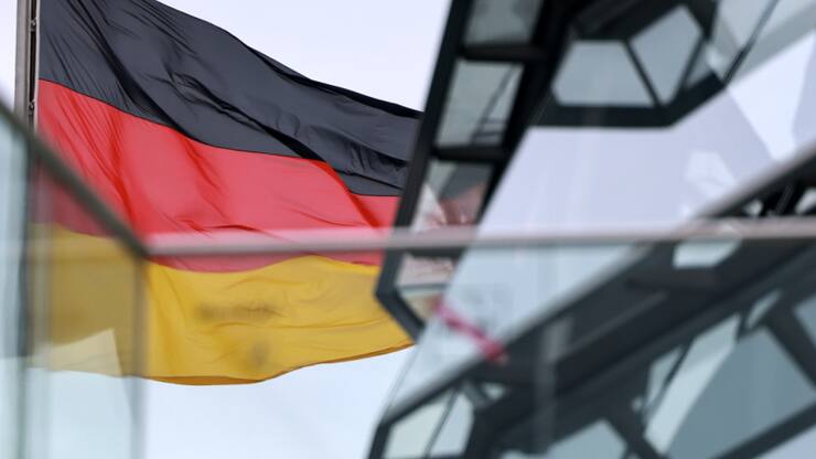 L'Allemagne a enregistré une contraction de 0,2% de son produit intérieur brut (PIB) en 2024, ralentie par la crise persistante de son modèle industriel et exportateur, selon une première estimation mercredi de l'institut Destatis.