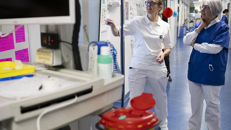 Elisabeth Baume-Schneider (à droite) a apprécié de pouvoir échanger avec des soignants du CHB de Bienne (BE) et a loué leur capacité à faire preuve en même temps de compassion, d'expertise et de technicité.