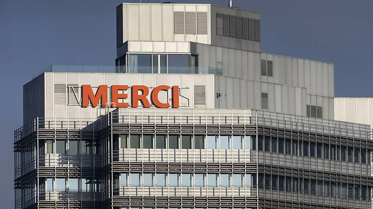 A la veille du 100e anniversaire du groupe fondé en 1925 Gottlieb Duttweiler, Migros a transformé en début d'année son nom en "Merci" pour "remercier la population suisse de sa fidélité". Le logo a été partiellement adapté.