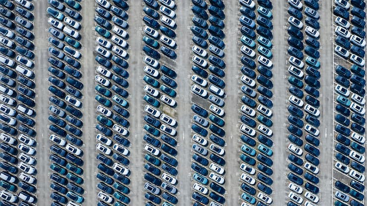 Les voitures hybrides ont pris le contrôle d'un marché automobile européen au ralenti en 2024, tandis que les électriques ont perdu du terrain. (archives)