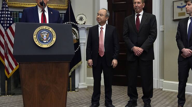Donald Trump fait son annonce, entouré de Larry Ellison, patron d'Oracle, de Sam Altman, patron d'OpenAI, et de Masayoshi Son, patron de la holding japonaise SoftBank.