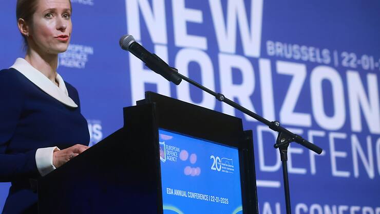 "Il est temps d'investir!", a lancé Kaja Kallas, dans un discours à la tonalité sombre, lors d'une conférence à Bruxelles. Pour la responsable estonienne, l'incapacité de l'Europe à dédier suffisamment de ressources à ses capacités militaires envoie "un signal dangereux à l'agresseur".