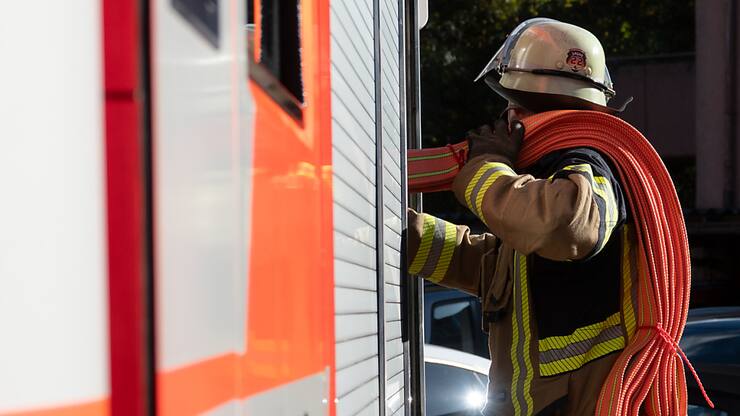 Les pompiers sont sur place en grand nombre. Les travaux d'extinction sont en cours. De nombreuses personnes ont été évacuées du site de recyclage de l'entreprise Thommen, à Kaiseraugst/AG (photo symbolique).