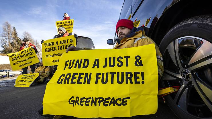 Un militant de Greenpeace qui s'était enchaîné à un véhicule lors d'une action lundi dernier, a été dénoncé (archives).