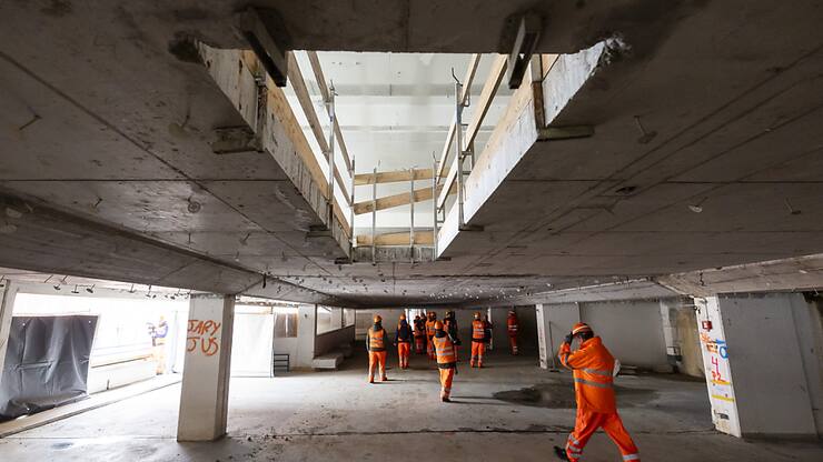 Le retard pris dans le chantier de la gare de Lausanne est du en partie à des divergences entre la Confédération et les CFF, selon une commission parlementaire.