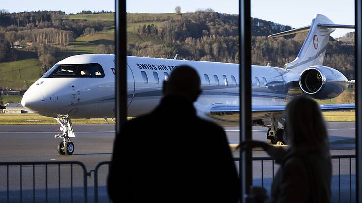 Le nouveau jet du Conseil fédéral, mercredi matin, devant le bâtiment de l'aéroport de Berne-Belp.