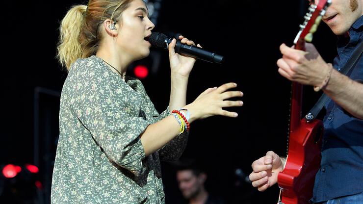 La chanteuse française Louane sur la scène Paléo Festival à Nyon en 2016.