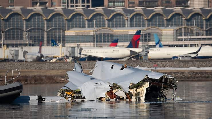 Selon les médias américains, 40 corps avaient été repêchés jeudi soir, 24 heures après cette catastrophe qui n'a laissé aucun survivant.