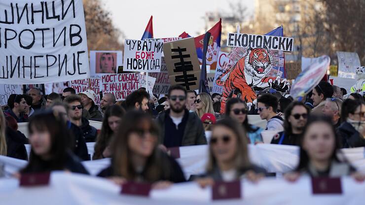 Des dizaines de milliers de personnes manifestent trois mois après l'effondrement du toit de la gare de Novi Sad qui a fait 15 victimes.