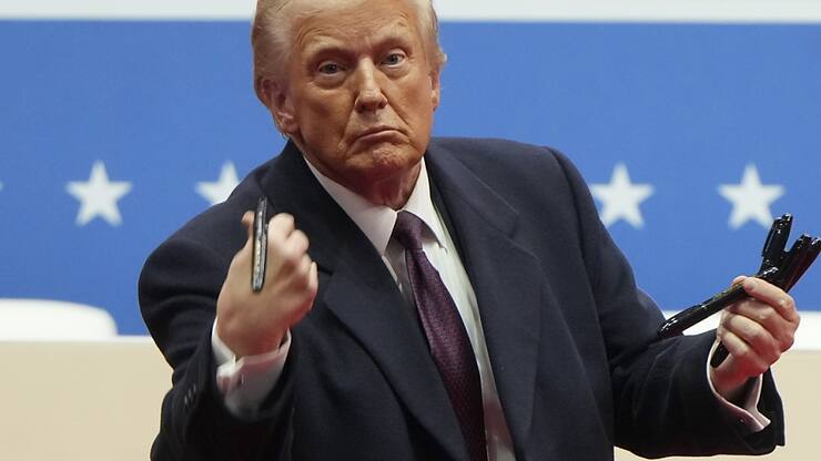 Donald Trump a imposé samedi 25% des droits de douane sur les produits provenant du Canada, du Mexique.