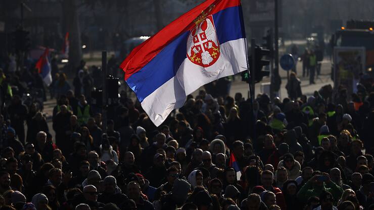 Cette révélation intervient au moment où la Serbie est en crise, la population se révoltant depuis des mois contre la corruption du gouvernement.